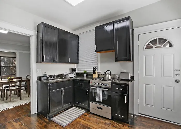 Comfy And Chic 2br Close To Shops - Sunnyside 2f Apartment Chicago