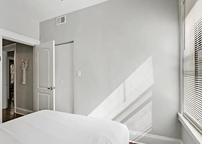 Comfy And Chic 2br Close To Shops - Sunnyside 2f Apartment *