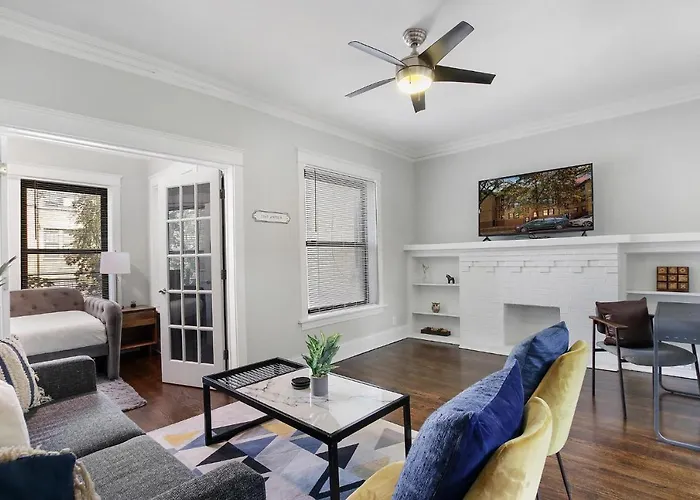Comfy And Chic 2br Close To Shops - Sunnyside 2f Apartment *