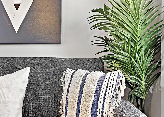 Comfy And Chic 2br Close To Shops - Sunnyside 2f *