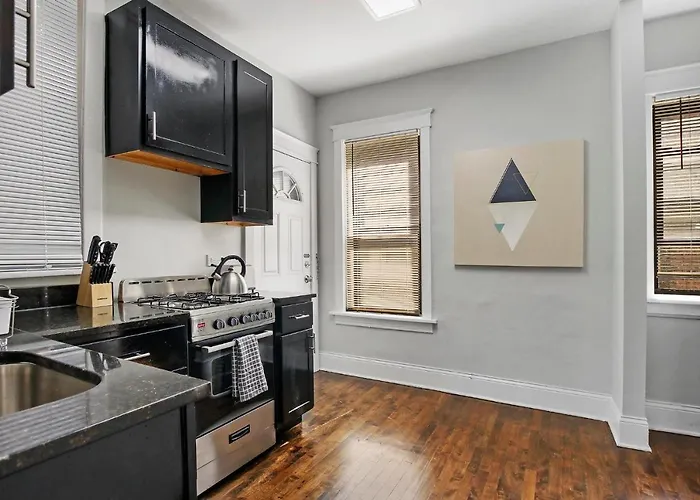 Comfy And Chic 2br Close To Shops - Sunnyside 2f Apartment Chicago